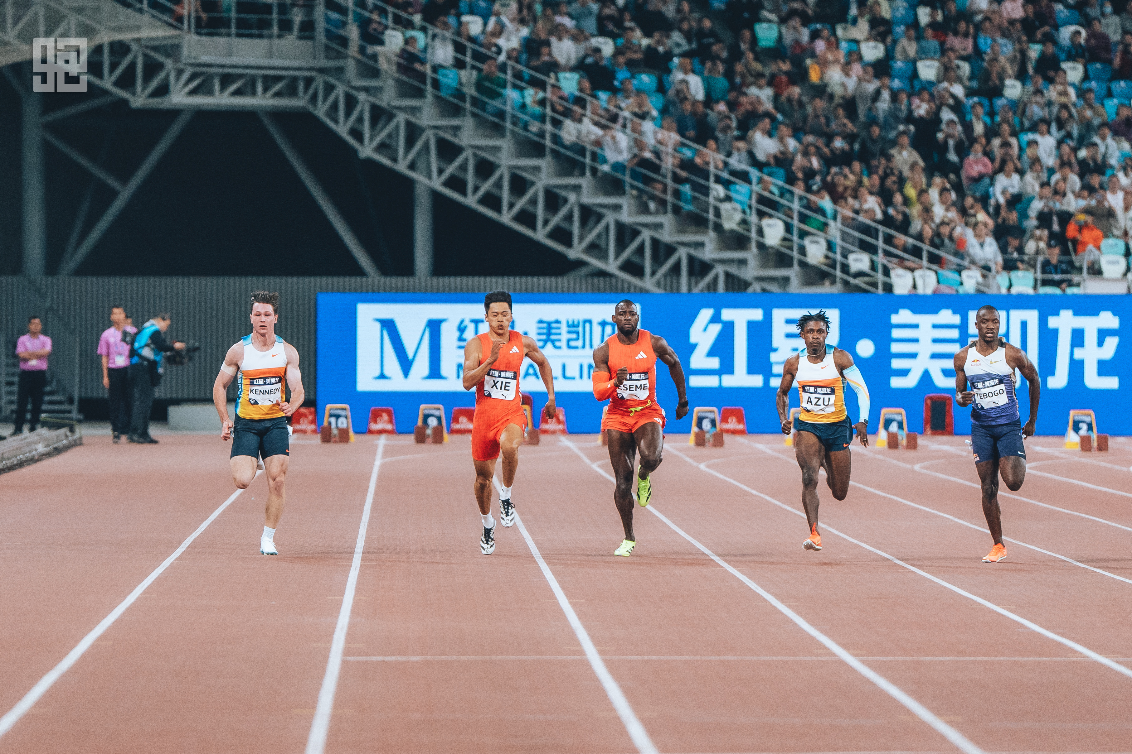 南非选手横扫田径赛场，夺得冠军，全场震撼