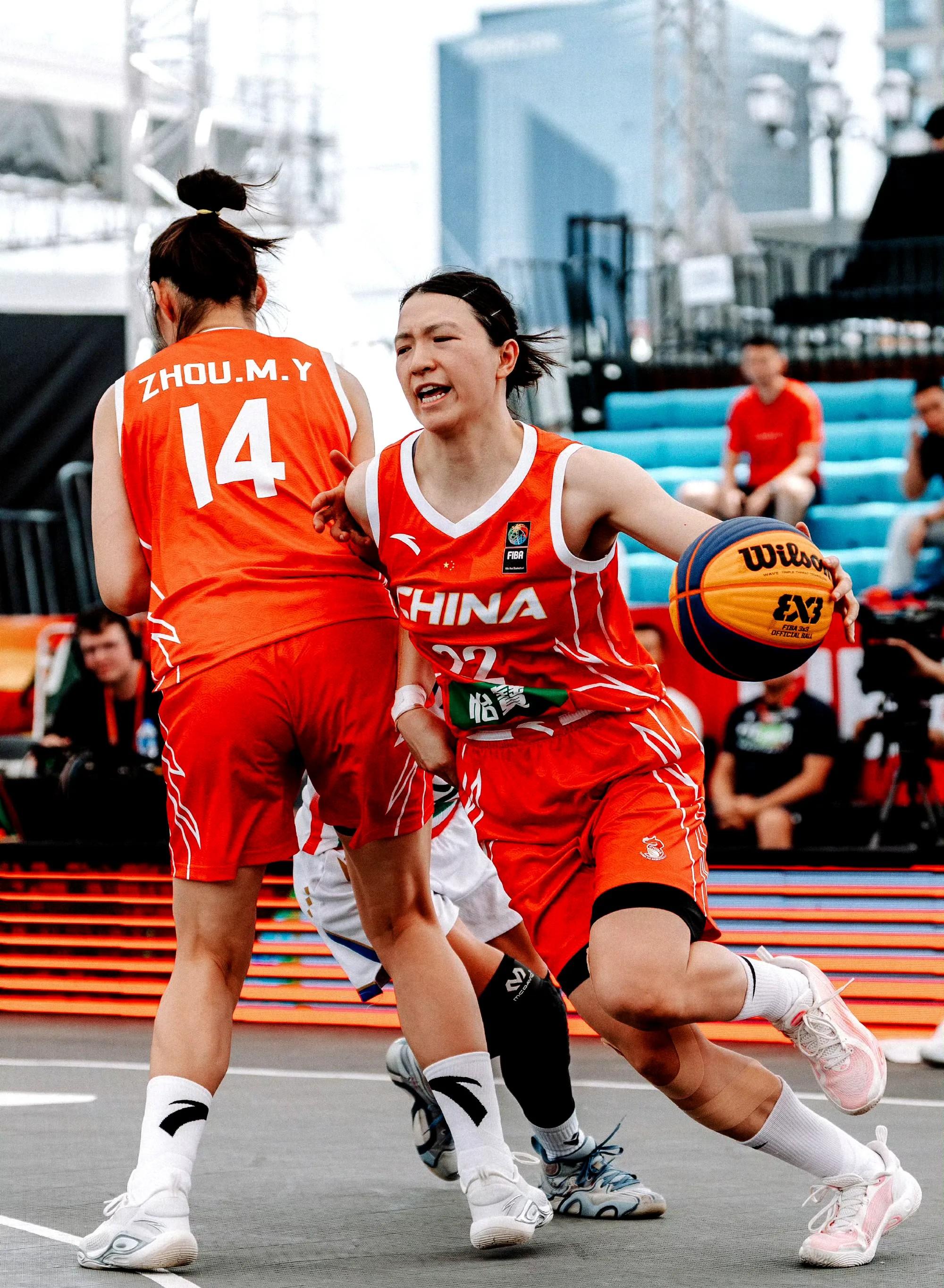 体育赛事报道：女球员夺得佳绩，振奋人心