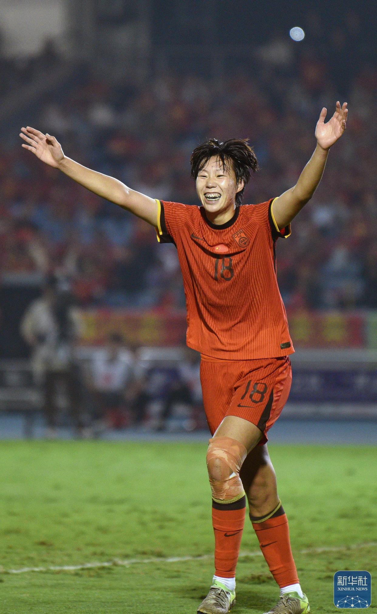 体育赛事报道：女球员夺得佳绩，振奋人心