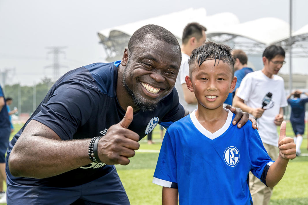 包含沙尔克队员因红牌遭到停赛处罚，士气大振的词条