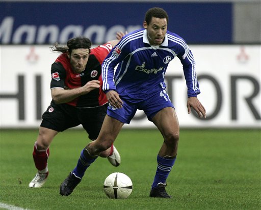 包含沙尔克队员因红牌遭到停赛处罚，士气大振的词条