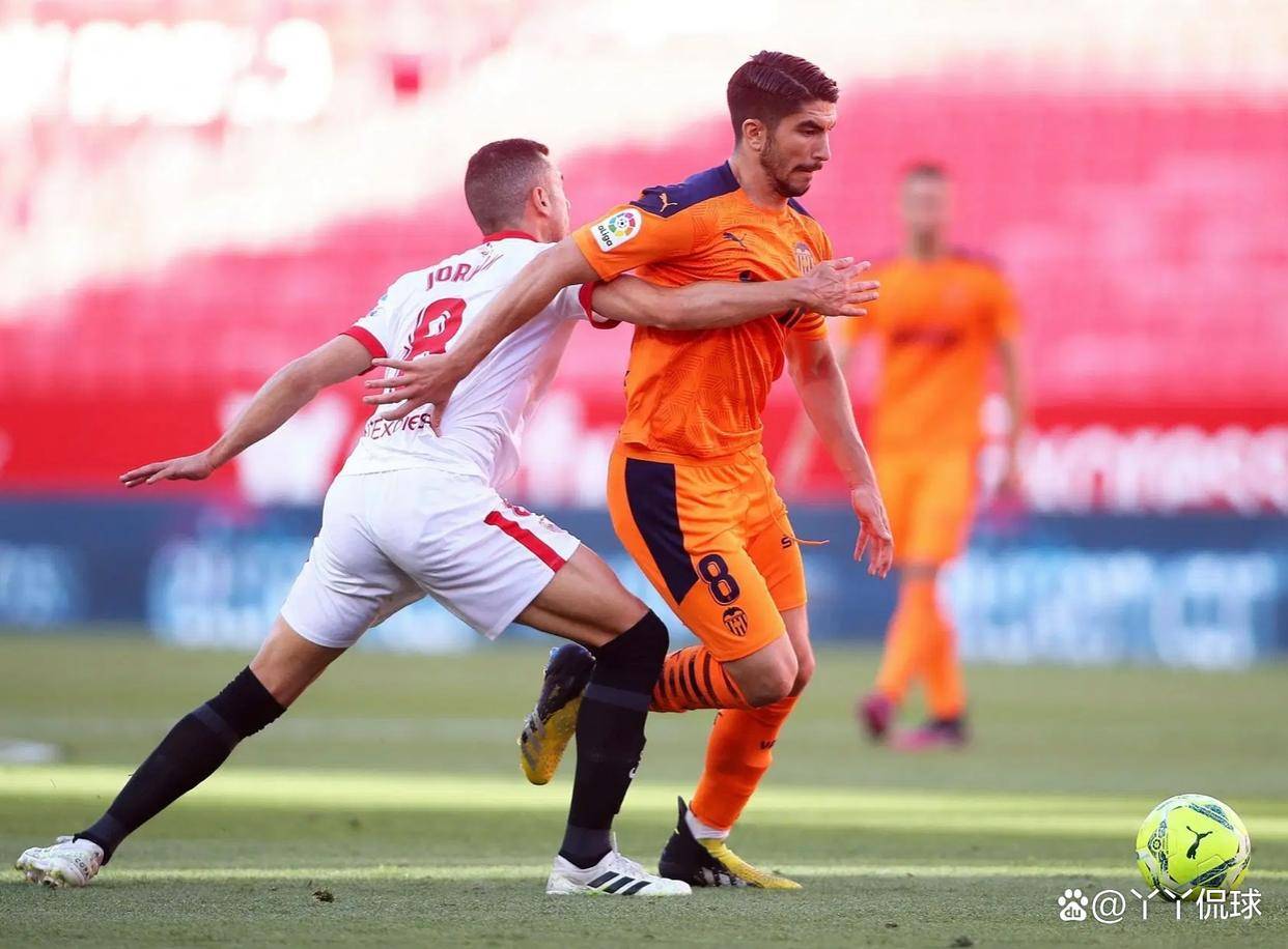 瓦伦西亚主场大胜，重返西甲前四，掌声雷动