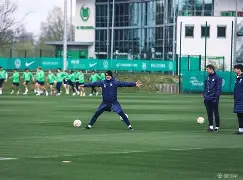 沃尔夫斯堡赢球礼让对手以示风度,势不可挡 沃尔夫斯堡赢球礼让对手以示风度,势不可挡