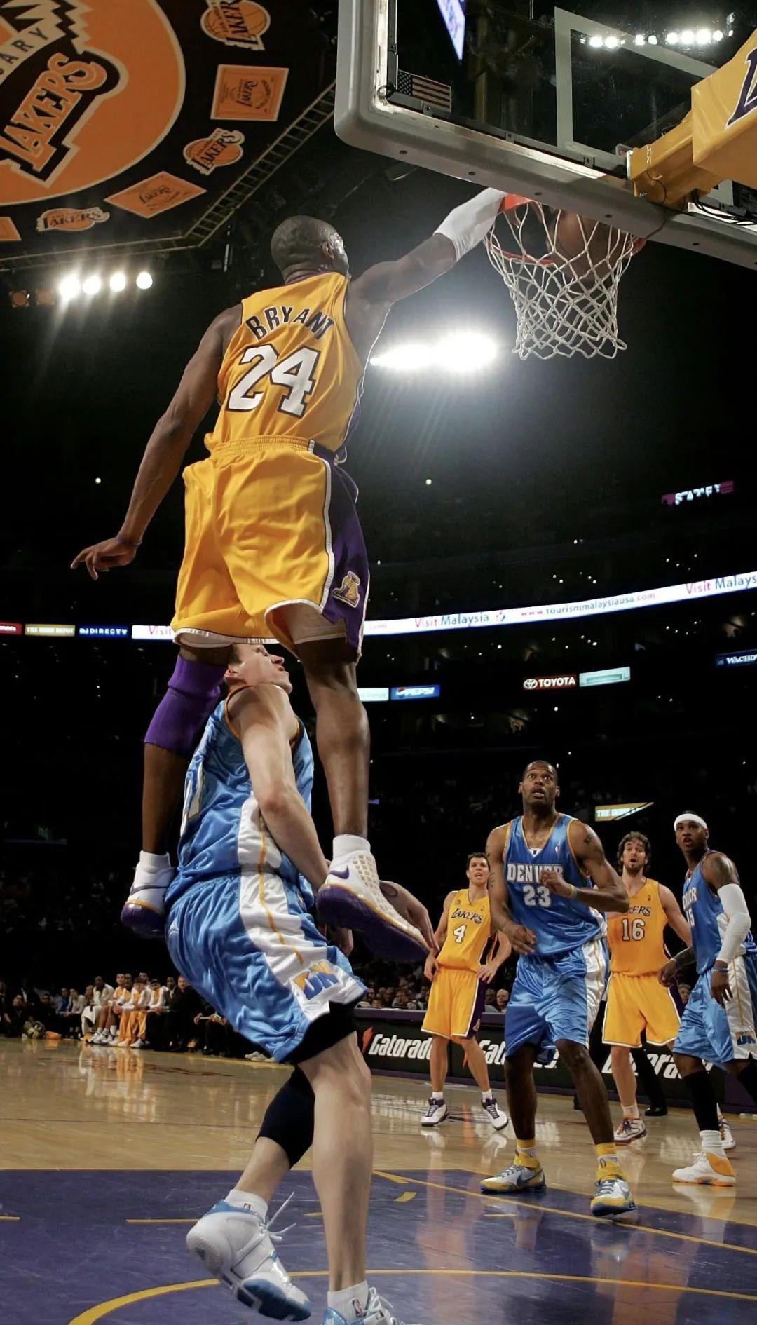 球员们的努力拼搏，在赛场上闪耀着光芒，气势如虹