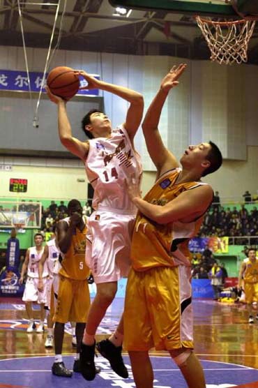 江苏男篮将迎战香港队，全力冲刺，引发热议