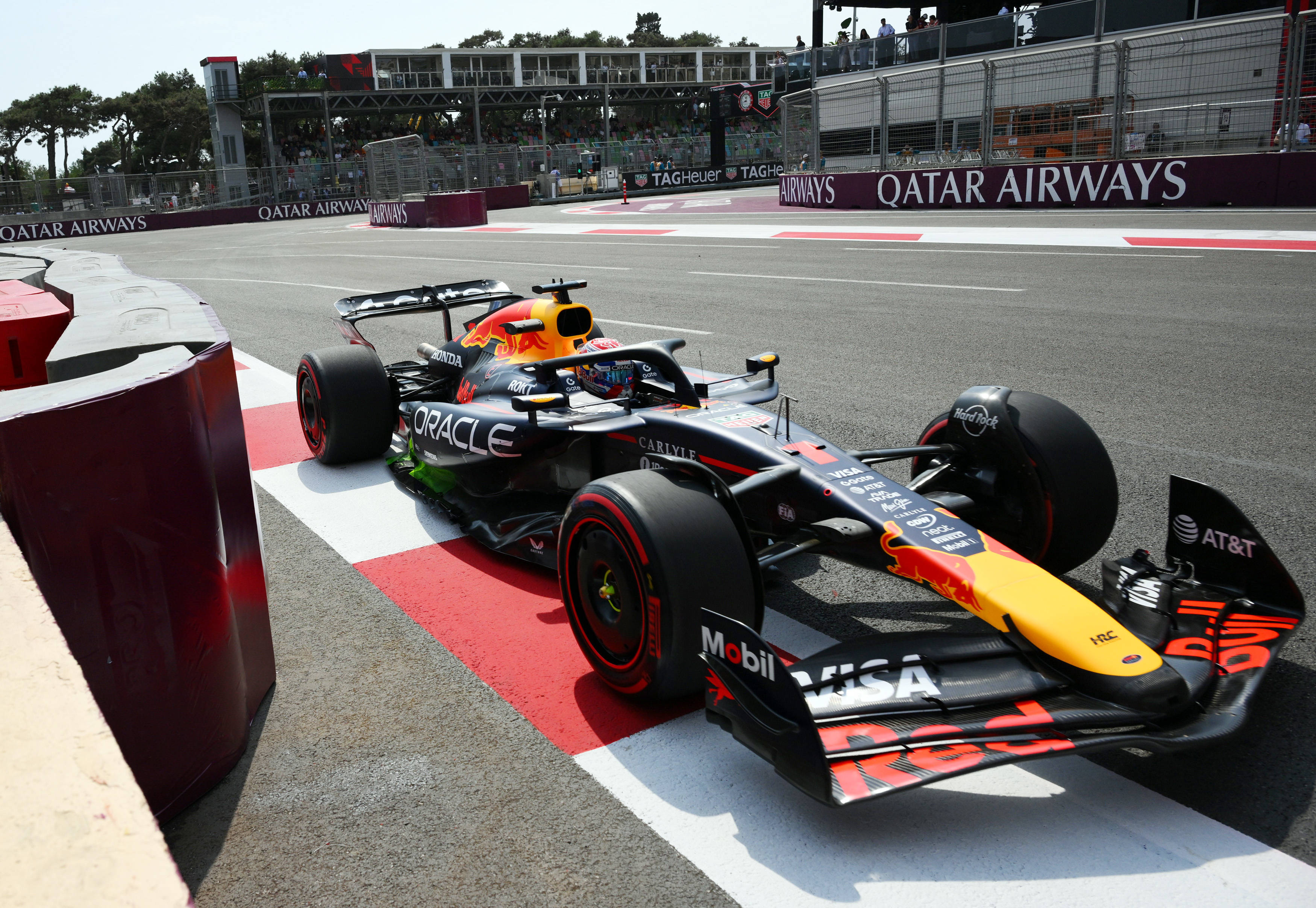 开云下载-梅赛德斯险胜红牛车队，勒克莱尔带队取胜