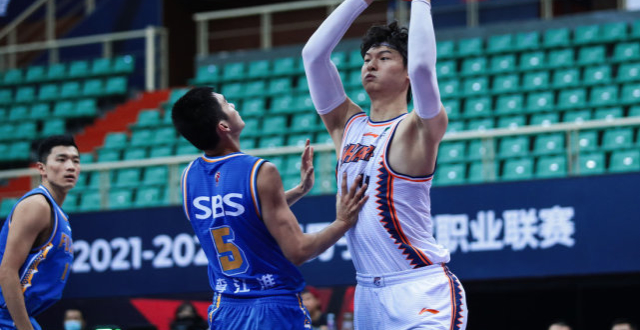 76人逆转雄鹿，王哲林状态火热