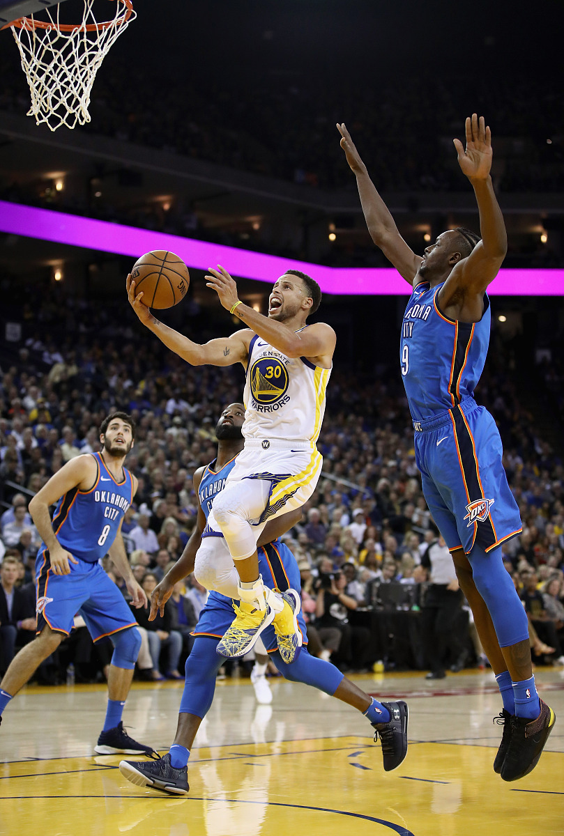 国王险胜独行侠，库里统治全场