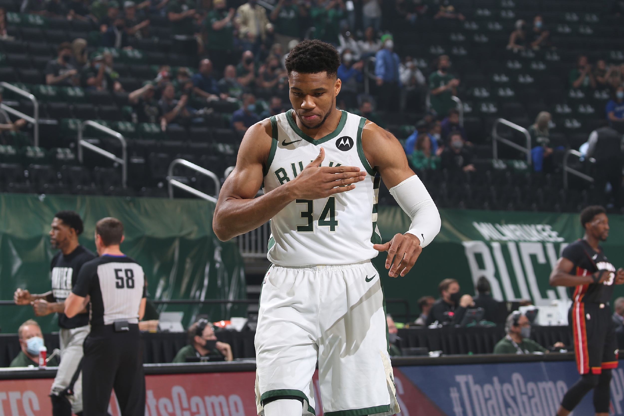 上海队险胜广东队，字母哥刷新纪录